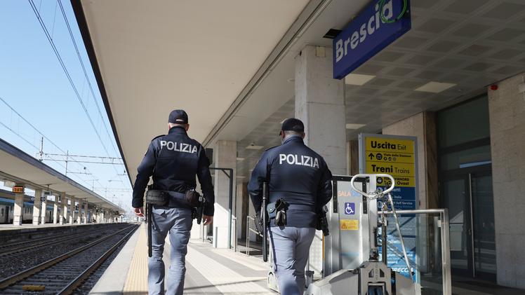 Agenti della Polfer in stazione a Brescia