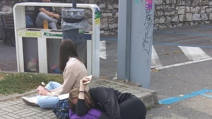 Due esauste studentesse dell’«Antonietti» nella lunga attesa di un bus