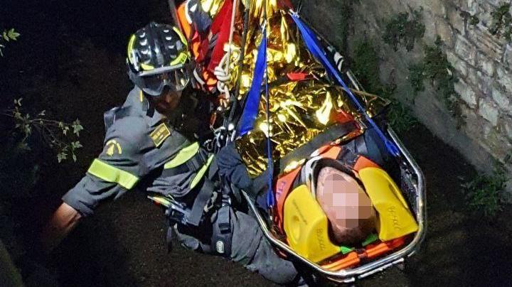Il giovane caduto da un'altezza di 8 metri e recuperato dai vigili del fuoco