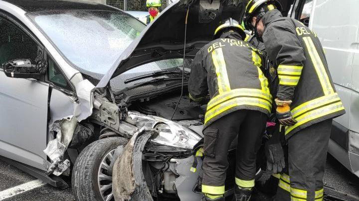 Schianto tra auto e fugone a Breno: muore una donna