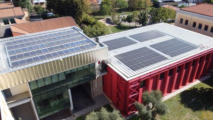 La scuola media «Enrico Fermi» con il nuovo impianto fotovoltaico