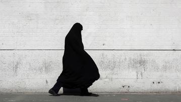 Una donna iraniana completamente coperta
