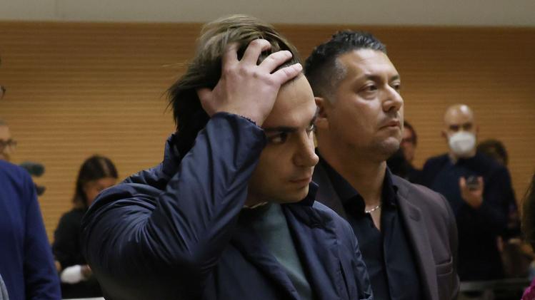 Giacomo Bozzoli si mette le mani nei capelli alla lettura della sentenza che lo condanna al fine pena: mai