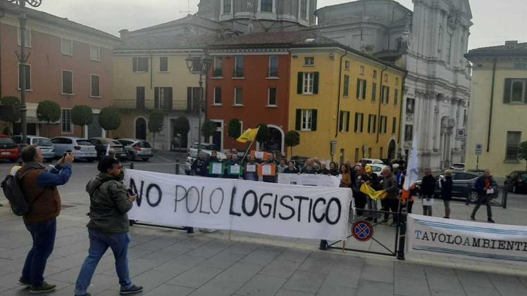 La manifestazione anti-polo logistico ieri mattina in piazza a Lonato
