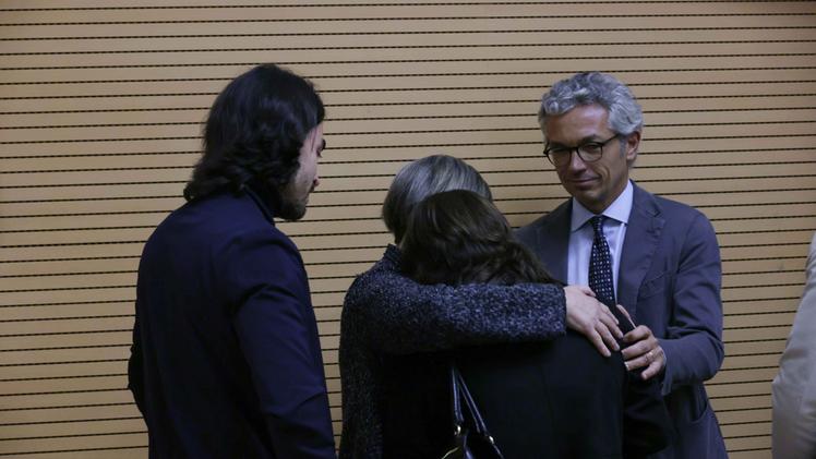 L'abbraccio della famiglia di Mario Bozzoli dopo la lettura della sentenza