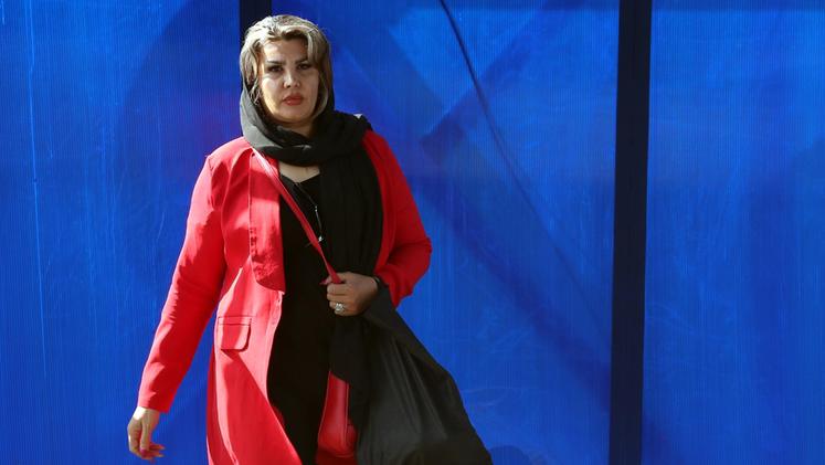 Una donna iraniana cammina per le strade di Teheran