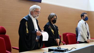 Il giudice legge il testo con il quale respinge la richiesta di revisione del processo - Foto OnlyCrew