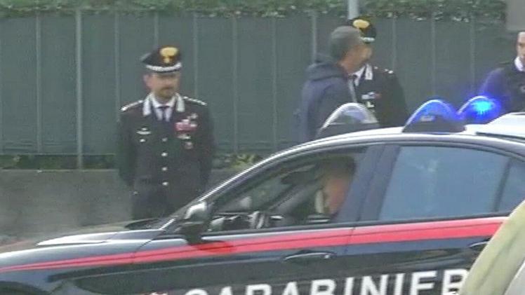Il papà viene portato in caserma sull’auto dei carabinieri