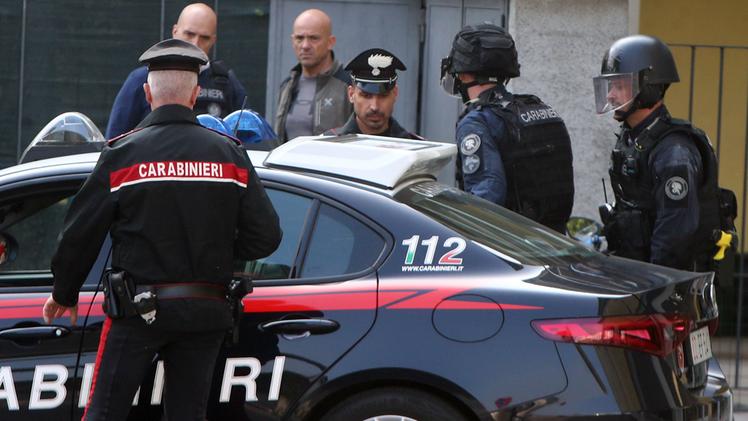 I carabinieri a Roncadelle, dove un padre si era barricato in casa con il figlio di 4 anni