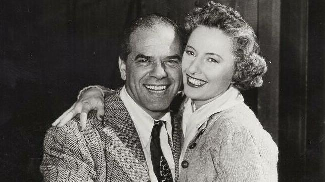 Frank Capra abbracciato da Barbara Stanwyck, che contribuì a lanciare nel firmamento di Hollywood