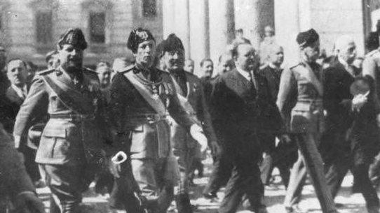 Augusto Turati con alcuni ufficiali fascisti: fu segretario del Pnf. Venne radiato dal partito nel 1933