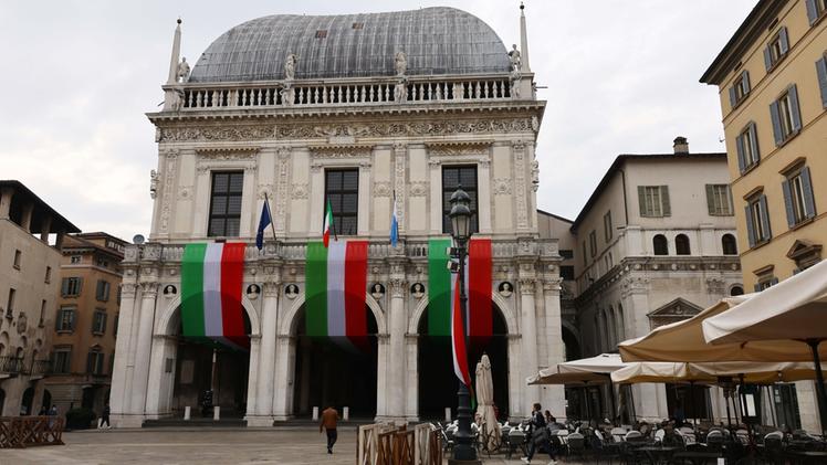 La Loggia, sede dell’Amministrazione comunale di Brescia, col tricolore per la Festa dell'Unità nazionale e la giornata delle Forze armate FOTO ONLY CREW
