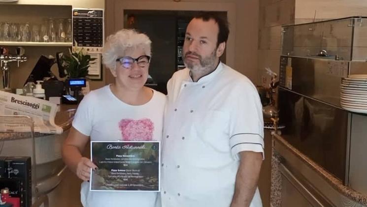 Piera Cristini con il marito pizzaiolo Massimo CasalePiera e Massimo all’interno della pizzeria: tanta qualità nella sfida del «Locale dell’anno»