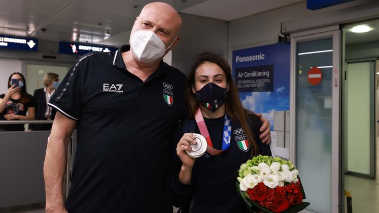 Vanessa Ferrari all’aeroporto milanese di Linate insieme al suo allenatore Enrico Casella al ritorno da Tokyo
