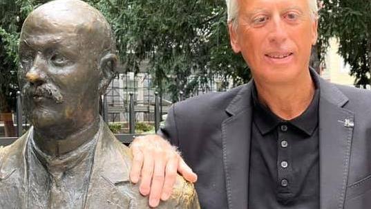 Alessandro Mezzena Lona accanto alla statua di Italo Svevo, a Trieste
