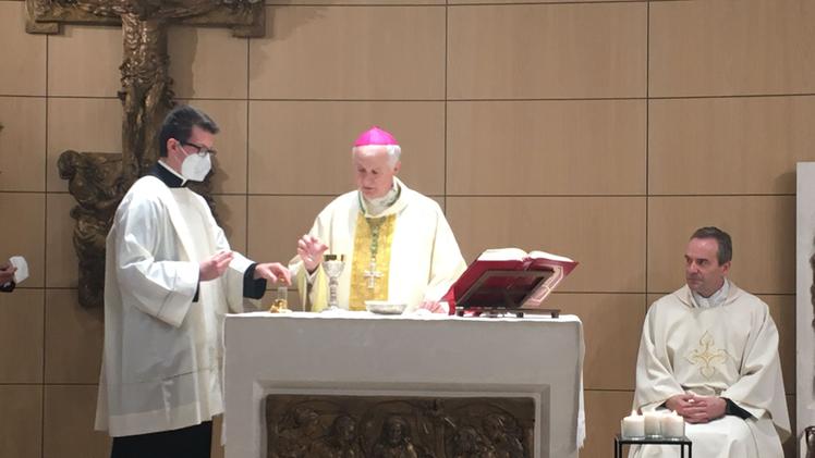 La cerimonia presieduta da monsignor Claudio Giuliodori