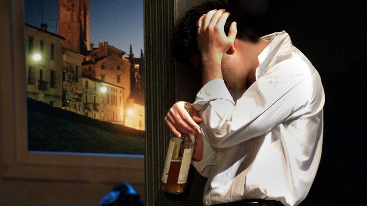 In Italia il  fenomeno dell’alcolismo colpisce soprattutto uomini giovani 