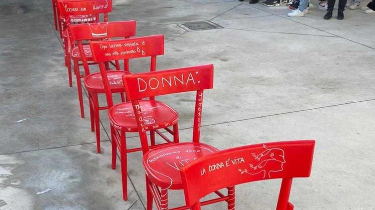 Le sedie rosse opera degli studenti