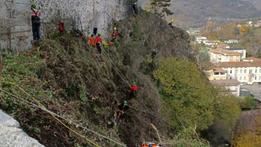 Sabbio Chiese I rocciatori in azione sulla Rocca e sulla rupeUn’altra immagine delle operazioni di pulizia e disgaggio