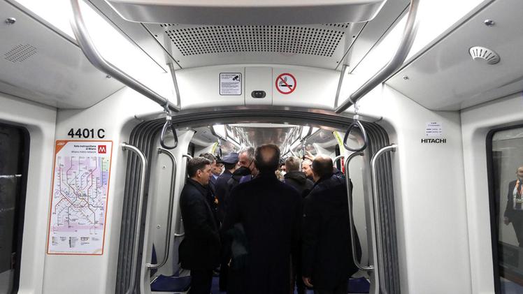 L’interno dei vagoni della nuova linea della «tube» milanese