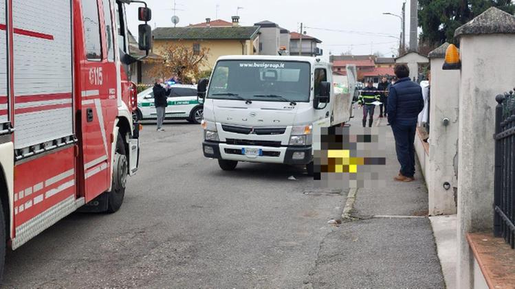 Il camioncino che ha travolto l'anziana in bici e le autorità impegnate nei rilievi (foto OnlyCrew)