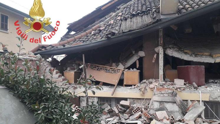 La villetta devastata dall'esplosione a Bagnolo Mella