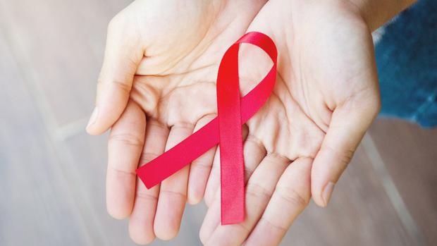 Il nastrino rosso simbolo della lotta all'Aids