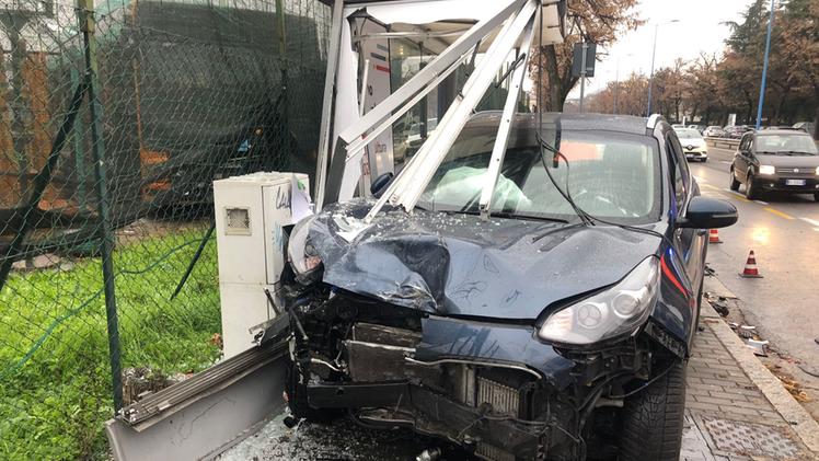 L'auto finita contro la pensilina della fermata dell'autobus in via Oberdan a Brescia