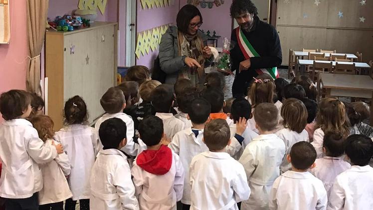 La scuola dell'infanzia dall'Oca Bianca visitata dall'assessore La Paglia e dal sindaco Tommasi