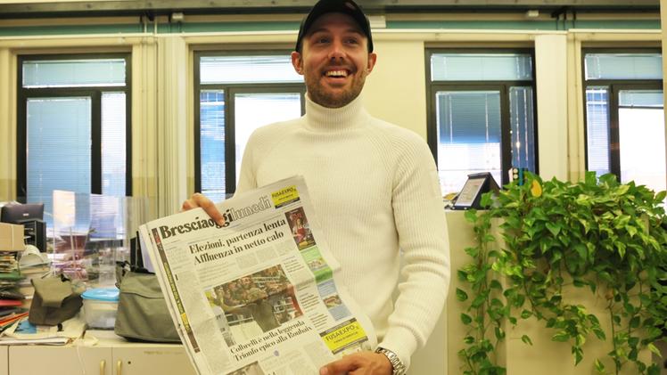 Sonny Colbrelli in redazione a Bresciaoggi: profetico il titolo del giornale che impugna, si parla di elezioni