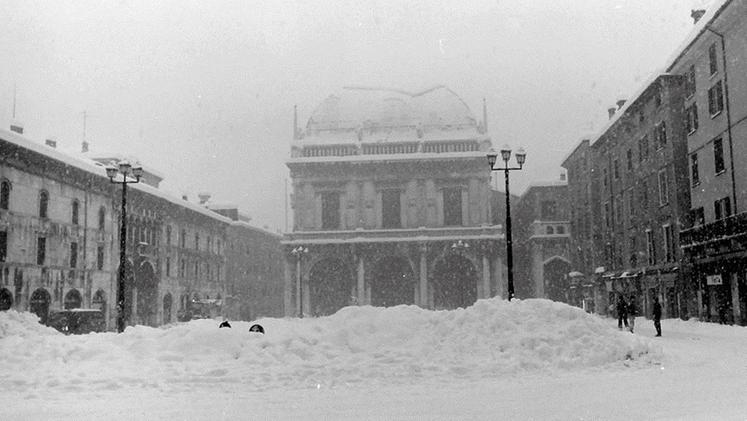 Piazza Loggia in quei giorni del 1985 sommersa di neve