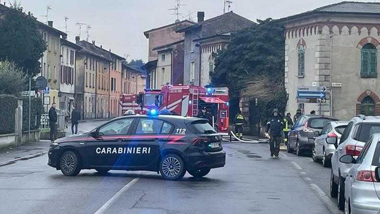 Vigili del fuoco al lavoro a Manerbio, i carabinieri bloccano la strada