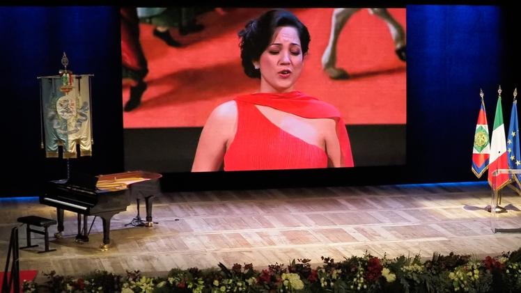 Il palco del Grande ha ospitato un evento di grande effetto che ha colpito il cuore dei brescianiLa voce del soprano Laura Ulloa, le note al pianoforte del poliedrico Danilo Rea a Bergamo
