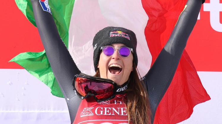 La gioia di Sofia Goggia, 30 anni, con la bandiera tricolore dopo il trionfo  di venerdì: lo ha dedicato a Elena Fanchini