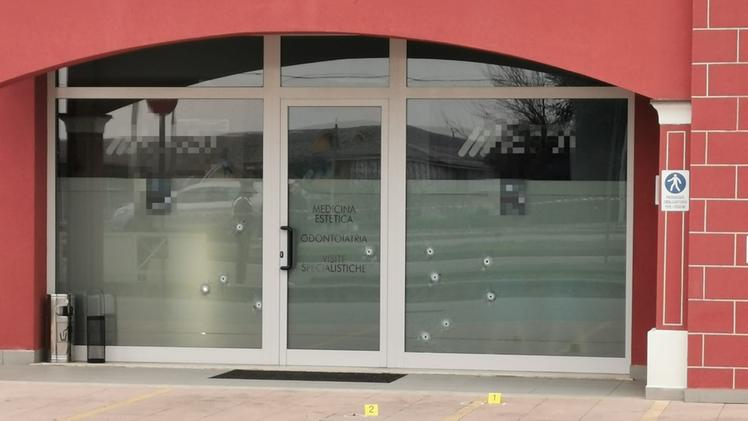 Spari contro la vetrina a Palazzolo (foto Giancarlo Chiari)
