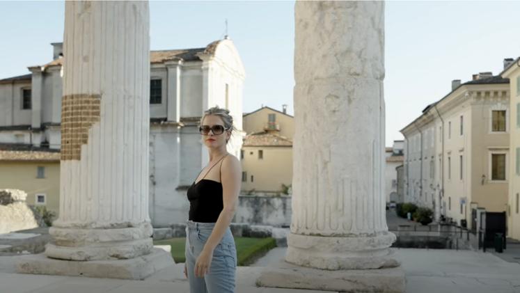 Arianna Bertelli impersona Brescia nel video per Capitale Cultura
