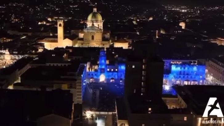 Un fermo immagine del video di Albatros film realizzato dai droni su una città in festa per la Capitale della Cultura