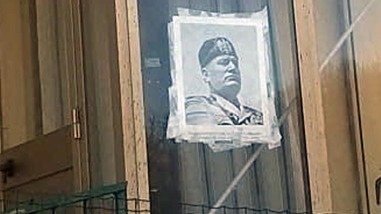 Foto del Duce è stata attaccata alla finestra di un’abitazione (ZORDAN)