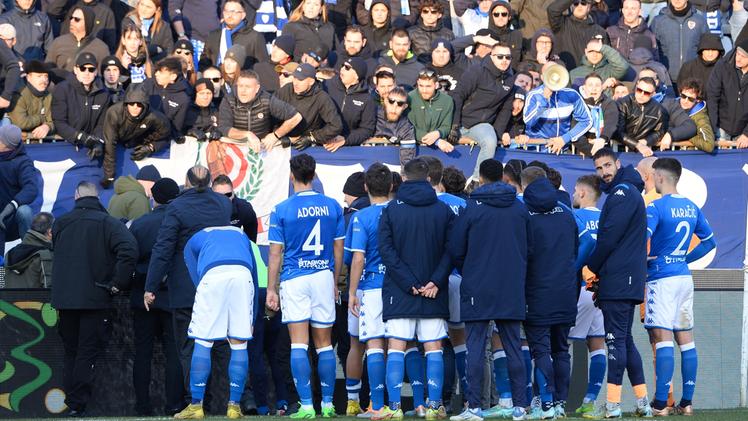 Brescia-Como 0-1: le rondinelle contestate dalla Curva Nord (foto OnlyCrew)