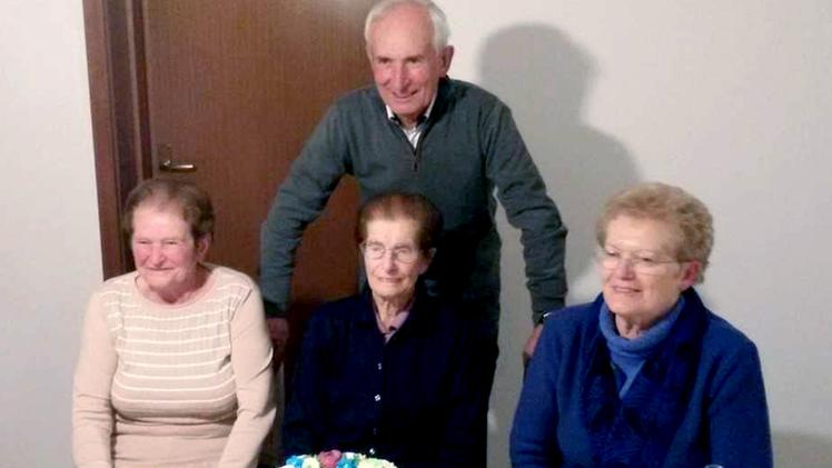 Maria Bertoletti festeggia il compleanno con i tre figli Luigi, Bruna e  Giuseppina nella sua casa di Lonato