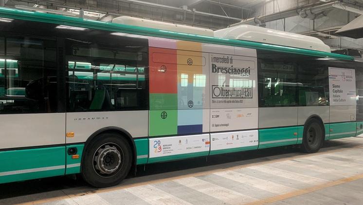 L'autobus di Brescia Mobilità con il manifesto viaggiante di OltreculturaFEST, l'iniziativa di Bresciaoggi
