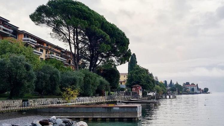 Albergatori e privati cittadini contestano il tracciato della ciclovia nel tratto  di lago tra Gardone Riviera e Salò
