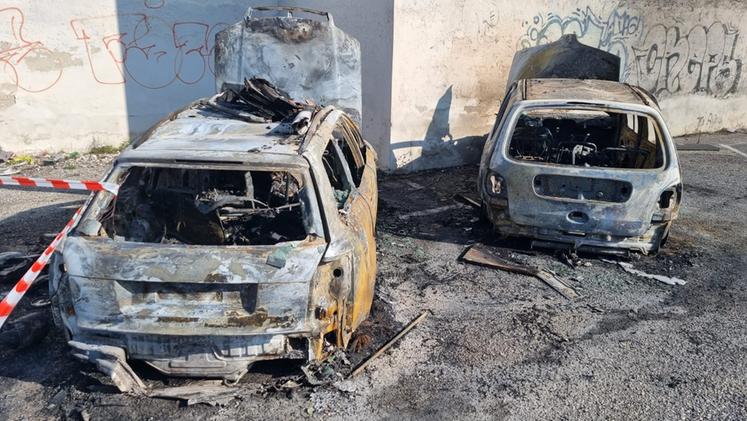 Le due auto distrutte da un incendio in via Fiorentini a Brescia
