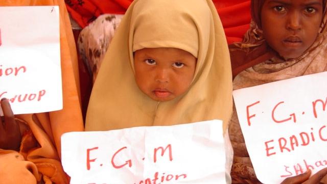 Una campagna contro le mutilazioni genitali femminili in Africa