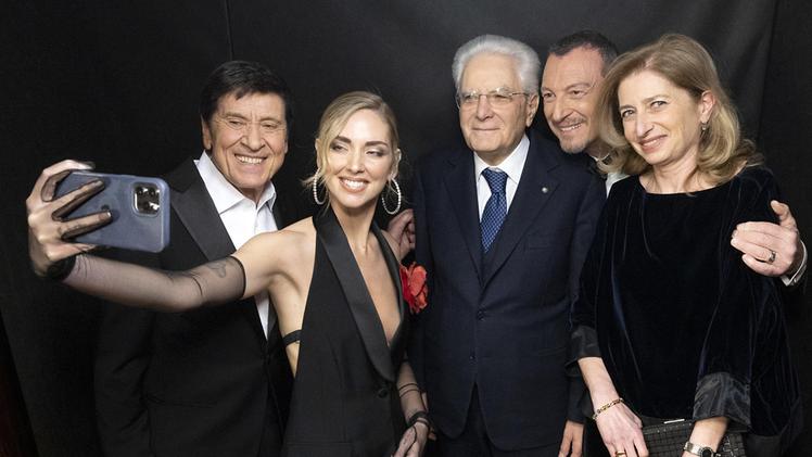 Il Presidente della Repubblica Sergio Mattarella con Amadeus, Gianni Morandi e Chiara Ferragni, in occasione della LXXIII edizione del Festival di