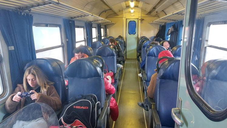Studenti e pendolari sul treno regionale  che dalla Lombardia raggiunge l’Emilia Romagna