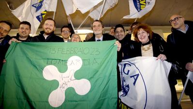 Il presidente di Regione Lombardia festeggia davanti al Pirellone il risultato delle elezioni