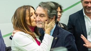 Il ministro Daniela Santanchè di FdI festeggia con un bacio l’elezione bis di Attilio Fontana (Lega) 