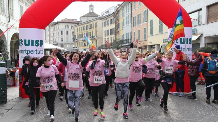 Centinaia di donne pronte per la Corsa rosa