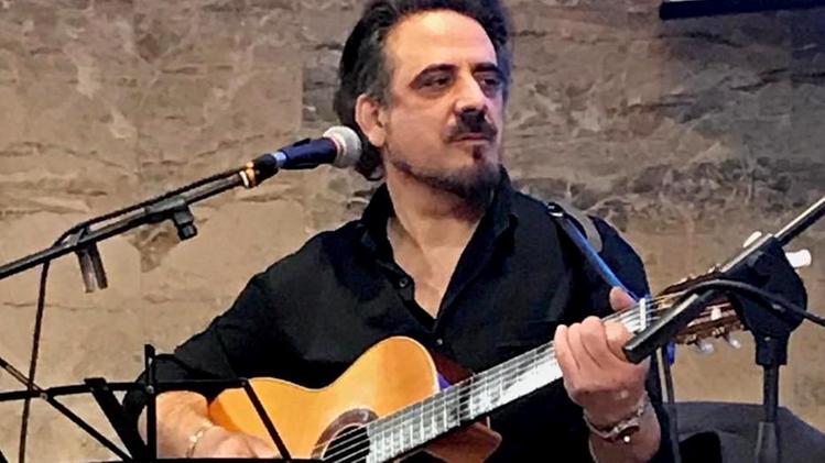 Scrittore e musicista nato in Uruguay,  Angel Luis Galzerano vive in Italia